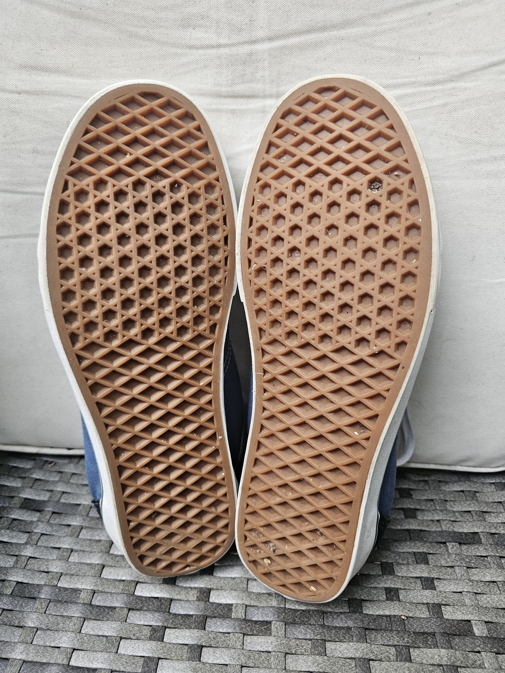 🚨SALE🚨Vans Classic Old Skool Sneakers in Navy Colorway with White Stripe - Picture 4 of 8